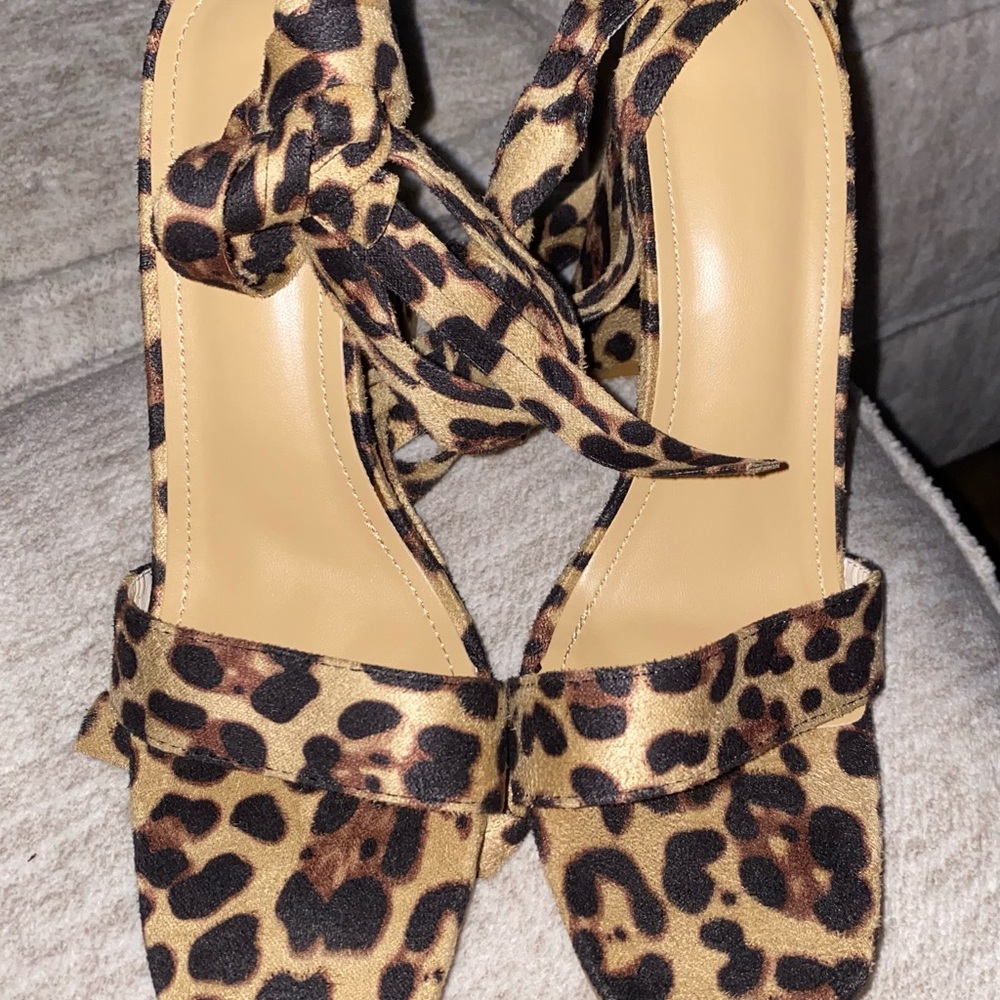 Leopard Pattern Chunky Heeled Sandals - Picture 5 of 6